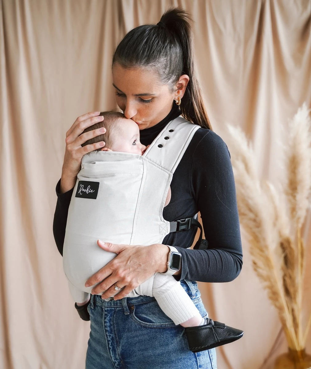 ROOKIE Baby Premium draagzak- Design buikdrager - Comfortabel en ergonomisch - Pasgeboren babydrager - Peuterdrager - Biologisch katoen - Super zacht - Unisex: voor mama en papa (Beige) ROOKIE Baby Premium Draagzak- Design Buikdrager - Comfortabel En Ergonomisch - Pasgeboren Babydrager - Peuterdrager - Biologisch Katoen - Super Zacht - Unisex: Voor Mama En Papa (Beige) -Babyproducten Promotie Winkel 1012x1200 6