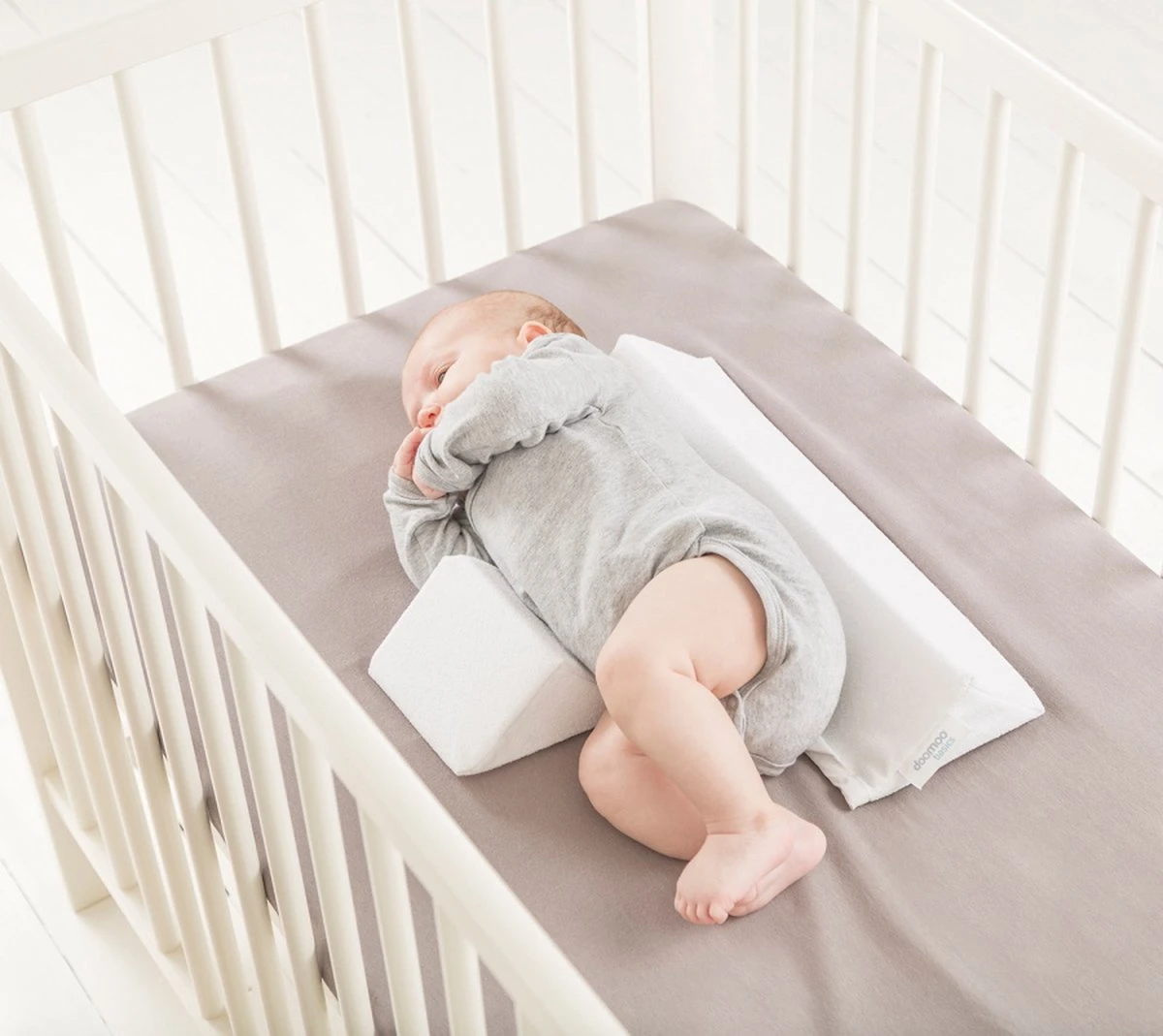 Doomoo Basics Baby Sleep - Zijligkussen Doomoo Basics Baby Sleep - Zijligkussen -Babyproducten Promotie Winkel 1200x1069 4