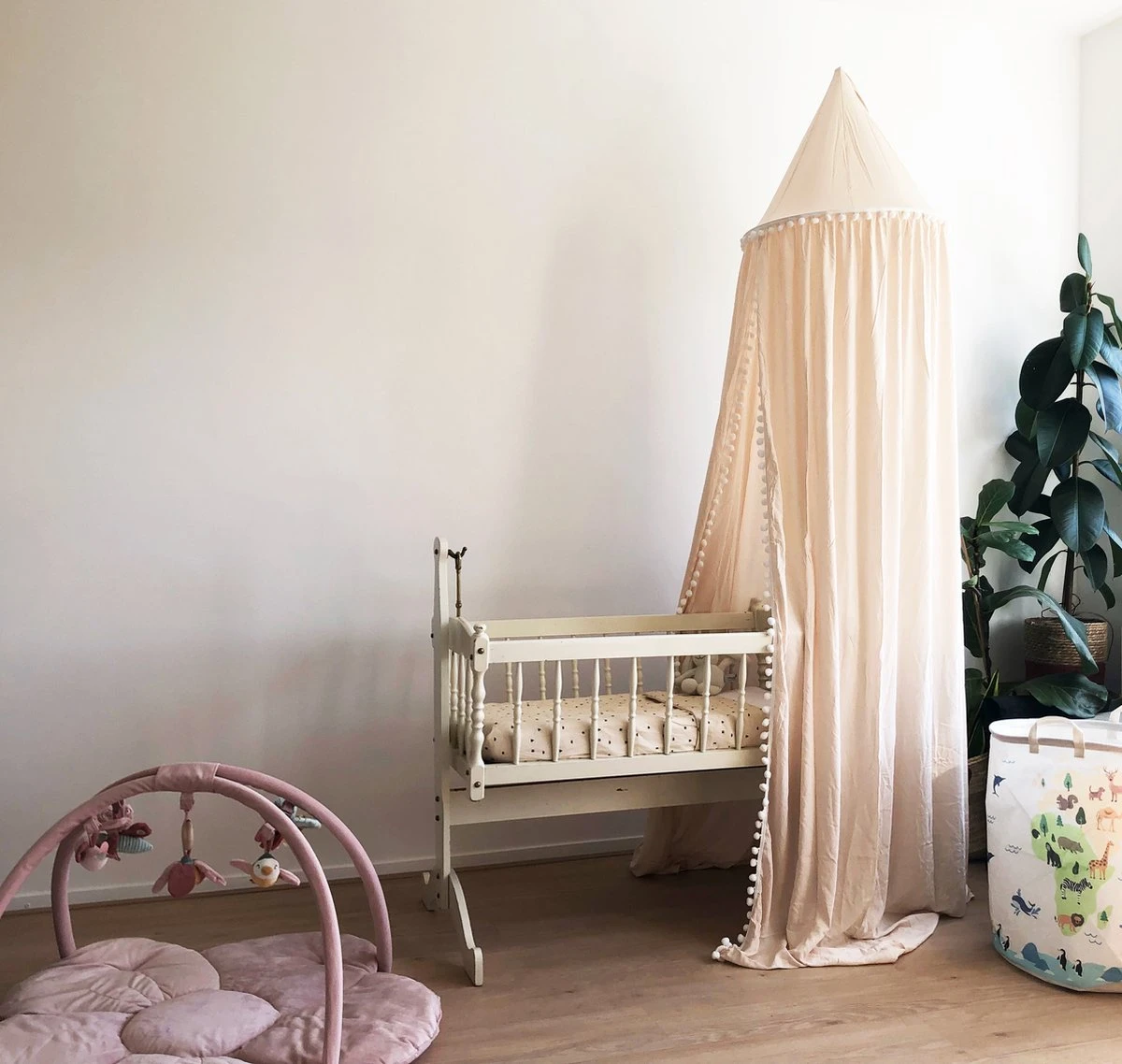 By Baboo Klamboe Baby 245cm - Crème - Katoen - Pompons By Baboo Klamboe Baby 245cm - Crème - Katoen - Pompons -Babyproducten Promotie Winkel 1200x1138 2