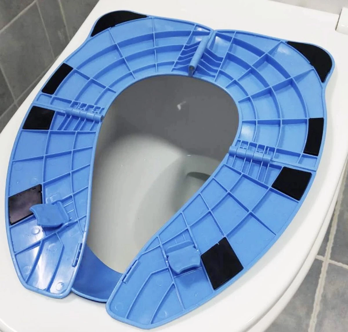 Panda Toiletbril - Opvouwbaar in opbergtasje - voor Kinderen - WC Bril Verkleinen - Zindelijkheidstraining - Blauw Merkloos Panda Toiletbril - Opvouwbaar In Opbergtasje - Voor Kinderen - WC Bril Verkleinen - Zindelijkheidstraining - Blauw -Babyproducten Promotie Winkel