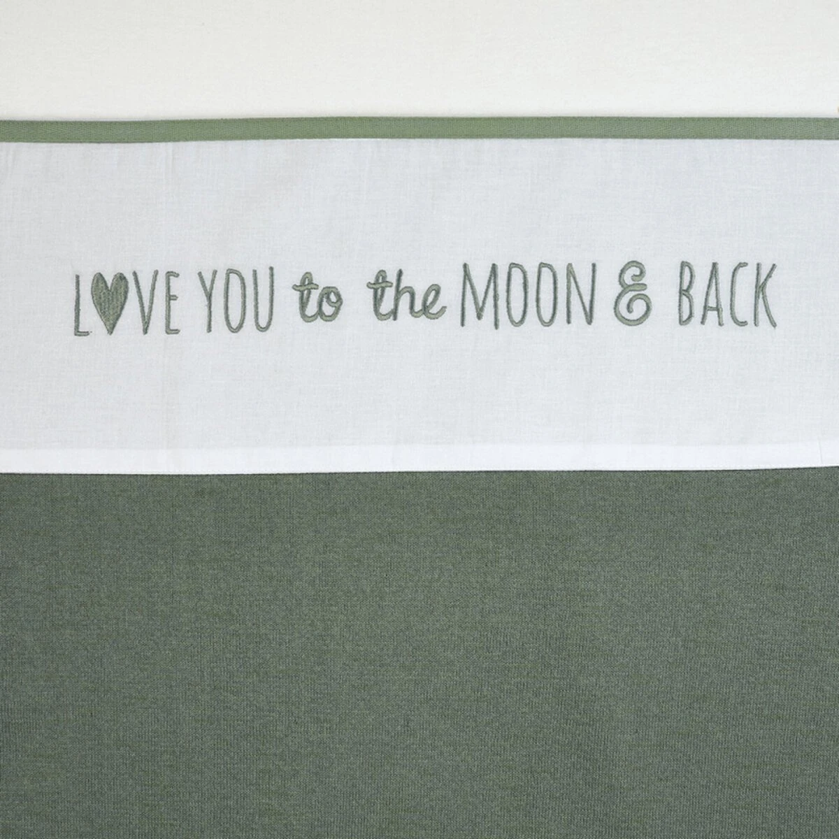 Meyco Love you to the moon & back ledikant laken - forest green - 100x150cm Meyco Love You To The Moon & Back Ledikant Laken - Forest Green - 100x150cm -Babyproducten Promotie Winkel 1200x1200 1251