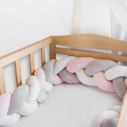 Navaris Gevlochten Bedomrander Voor Babybed - Bedbumper Voor Ledikant - Babynestje - 2 Meter Lang - Voor Babywiegjes - Hoofdbeschermer - Grijs/roze -Babyproducten Promotie Winkel 1200x1200 1322