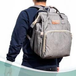 Luiertas Rugzak - Monx Luiertas Verzorgingstas Met Uitklapbaar Babybedje - Overzichtelijke Luierrugzak Extra Buggy En Kinderwagen Haken Inclusief Geïsoleerde Flessenhouder - Grijs -Babyproducten Promotie Winkel 1200x1200 2132