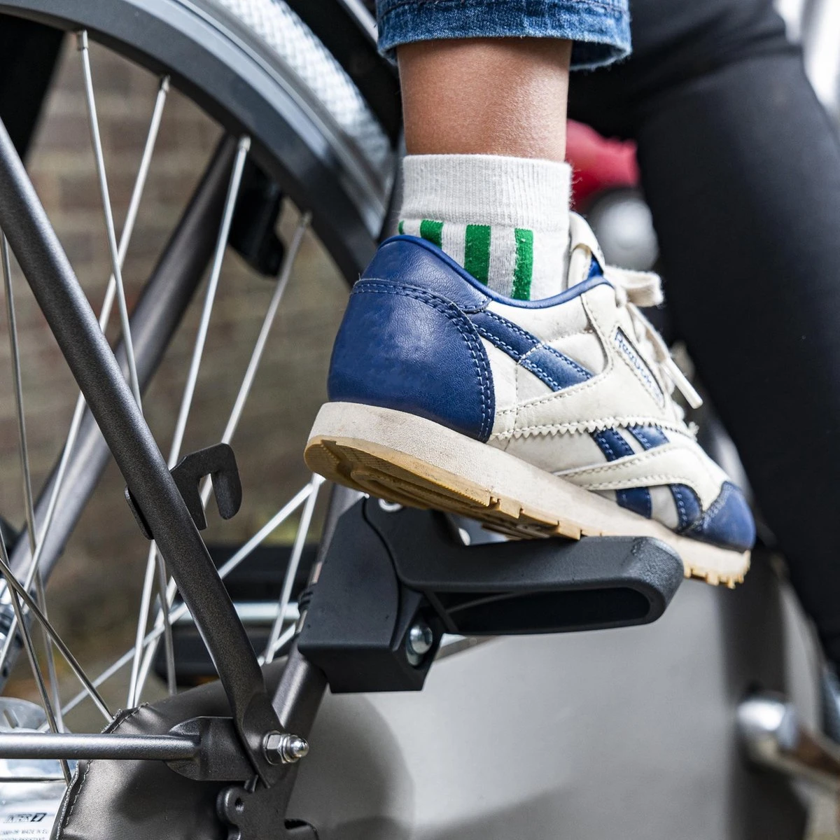 Qibbel 6+ Junior Fietsstoeltje Achter - Zwart met bruin kussentje Qibbel 6+ Junior Fietsstoeltje Achter - Zwart Met Bruin Kussentje -Babyproducten Promotie Winkel 1200x1200 2389