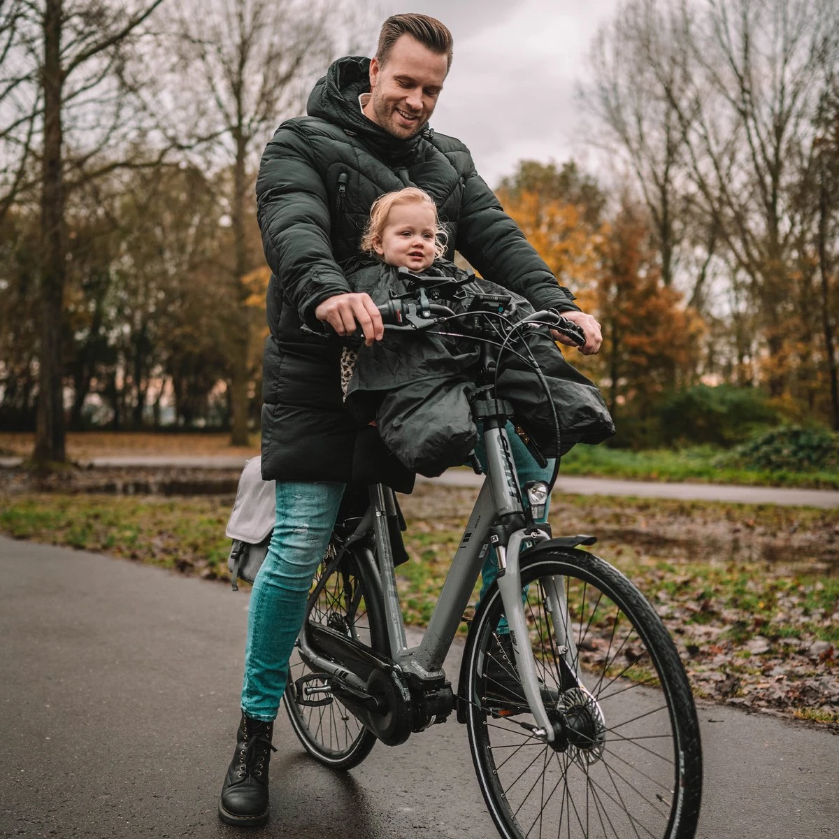 Deryan Bike-a-way fietsstoeltje voor - fiets Regenhoes - warme jas en windbreaker + regenponcho - Bobike & Yepp Deryan Bike-a-way Fietsstoeltje Voor - Fiets Regenhoes - Warme Jas En Windbreaker + Regenponcho - Bobike & Yepp -Babyproducten Promotie Winkel 1200x1200 2400