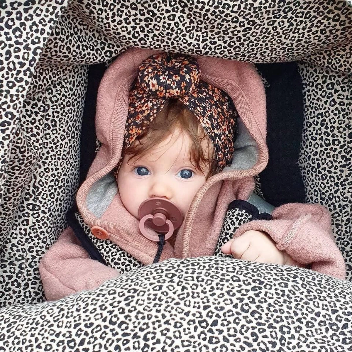 Ukje Voetenzak Baby Autostoel - Universeel - Geschikt voor Maxi Cosi Cybex Doona - Superzacht katoen - Zwart wafel - Luipaard Ukje Voetenzak Baby Autostoel - Universeel - Geschikt Voor Maxi Cosi Cybex Doona - Superzacht Katoen - Zwart Wafel - Luipaard -Babyproducten Promotie Winkel 1200x1200 2492