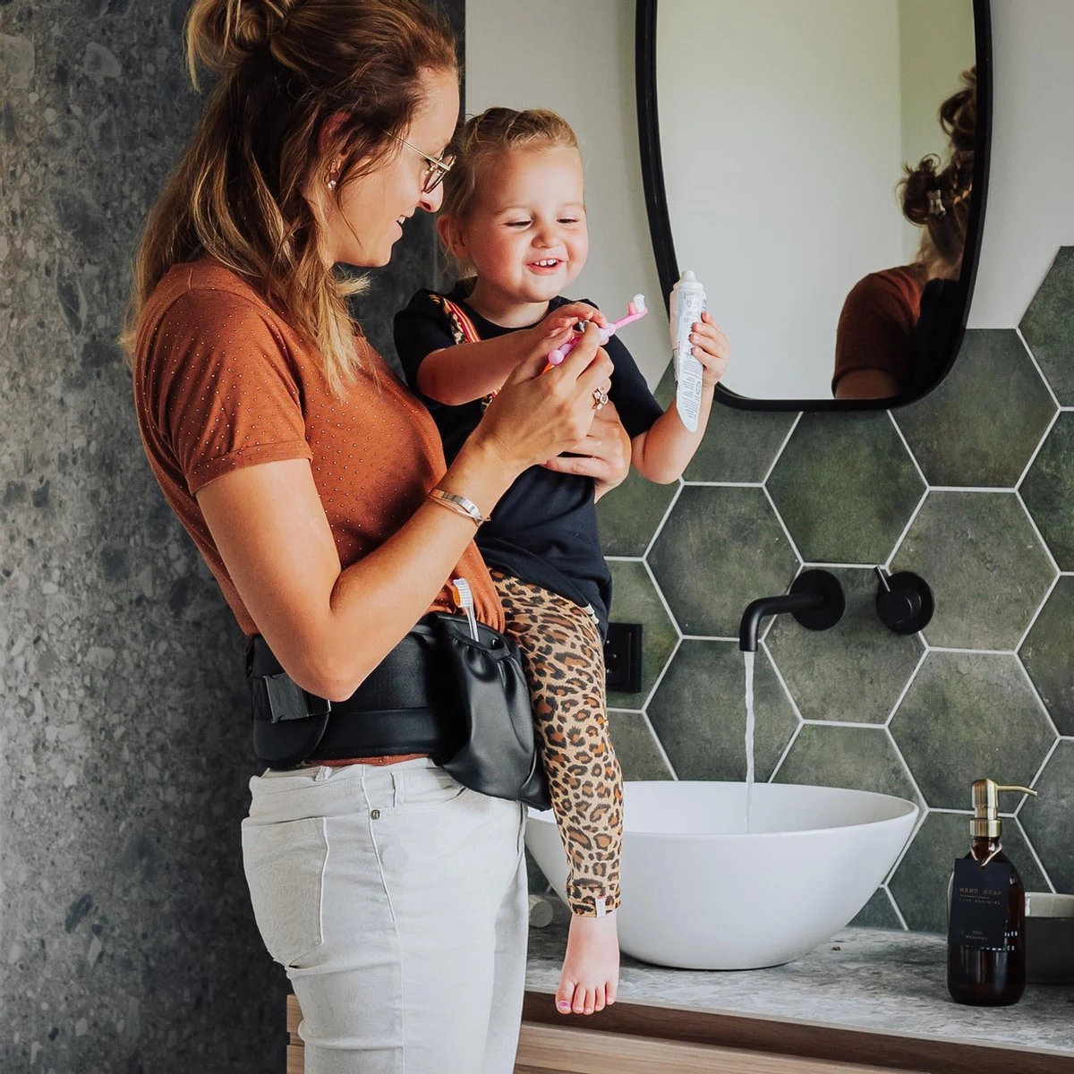 EVE kids Heupdrager - Baby En Peuter - Heupzitje - Draagzak - Zwart Leer EVE Kids Heupdrager - Baby En Peuter - Heupzitje - Draagzak - Zwart Leer -Babyproducten Promotie Winkel 1200x1200 2547