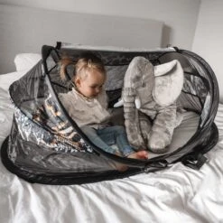 Deryan Baby Luxe Campingbedje – Inclusief Zelfopblaasbare Matras - Zoo -Babyproducten Promotie Winkel 1200x1200 2830