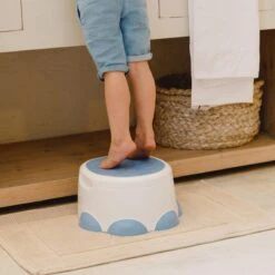 Bumbo Step 'n Potty Powder Blue -Toilet Trainer- Brilverkleiner Met Opstapje -Toilet Bril Zitje - 3 In 1 WC Potje - WC Verkleiner - WC Zindelijkheids Training Voor Jongens/Meisjes - Urinoirs Voor Kind/Peuter Van 2 Tot 7 Jaar - Wit Met Blauw -Babyproducten Promotie Winkel 1200x1200 294