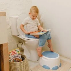 Bumbo Step 'n Potty Powder Blue -Toilet Trainer- Brilverkleiner Met Opstapje -Toilet Bril Zitje - 3 In 1 WC Potje - WC Verkleiner - WC Zindelijkheids Training Voor Jongens/Meisjes - Urinoirs Voor Kind/Peuter Van 2 Tot 7 Jaar - Wit Met Blauw -Babyproducten Promotie Winkel 1200x1200 295