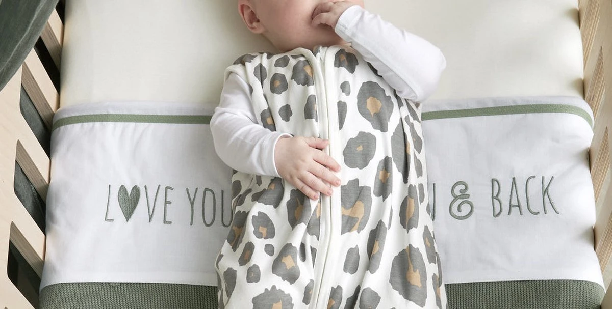 Meyco Love you to the moon & back ledikant laken - forest green - 100x150cm Meyco Love You To The Moon & Back Ledikant Laken - Forest Green - 100x150cm -Babyproducten Promotie Winkel