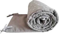 Quilola Bedbumper Stars Grey - Bed Zijbeschermers - Anti Stootrand - Bedomrander 180x30 Cm -Babyproducten Promotie Winkel 1200x698