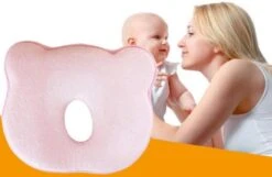 Baby IQ Orthopedisch Baby Hoofdkussen – Traagschuim – Tegen Plat Achterhoofd – Kraamcadeau –Roze – Incl Bandana Slabber -Babyproducten Promotie Winkel 1200x783 3