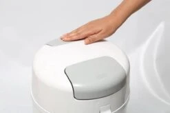 DiaperPail - Soft Grey - Luieremmer Met Speciale Luiersluis - Werkt Met Normale Vuilniszakken 7 DiaperPail - Soft Grey - Luieremmer Met Speciale Luiersluis - Werkt Met Normale Vuilniszakken -Babyproducten Promotie Winkel 1200x799 14