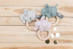 Baby's Only Houten Baby Rammelaar Olifant Gebreid - Classic Roze - Baby Cadeau -Babyproducten Promotie Winkel 1200x800 486