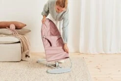 BabyBjörn Wipstoel Bliss Lichtgrijs Frame - Cotton Kroonblad Quilt - Oudroze - Ergonomisch - Verstelbaar - Inklapbaar 3 BabyBjörn Wipstoel Bliss Lichtgrijs Frame - Cotton Kroonblad Quilt - Oudroze - Ergonomisch - Verstelbaar - Inklapbaar -Babyproducten Promotie Winkel 1200x800 627