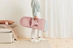 BabyBjörn Wipstoel Bliss Lichtgrijs Frame - Cotton Kroonblad Quilt - Oudroze - Ergonomisch - Verstelbaar - Inklapbaar 7 BabyBjörn Wipstoel Bliss Lichtgrijs Frame - Cotton Kroonblad Quilt - Oudroze - Ergonomisch - Verstelbaar - Inklapbaar -Babyproducten Promotie Winkel 1200x800 631