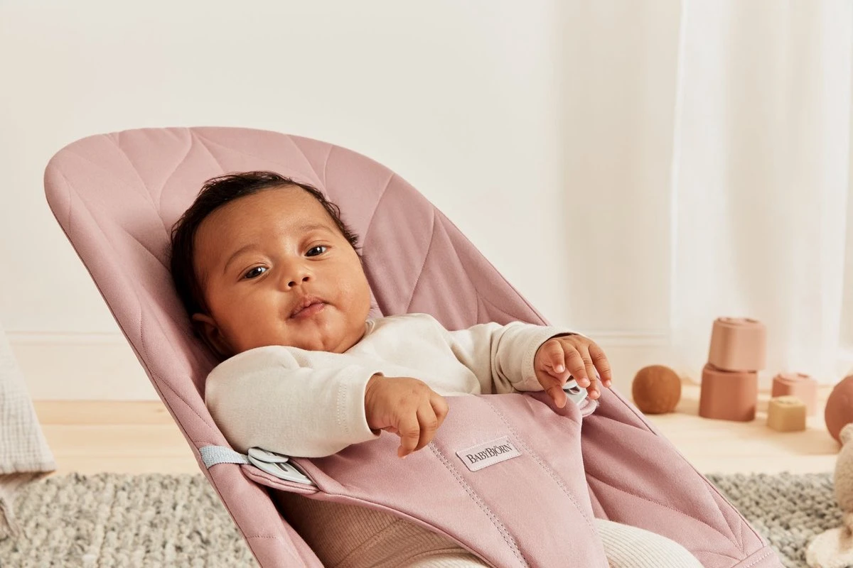 BabyBjörn Wipstoel Bliss Lichtgrijs frame - Cotton kroonblad quilt - Oudroze - Ergonomisch - Verstelbaar - Inklapbaar BabyBjörn Wipstoel Bliss Lichtgrijs Frame - Cotton Kroonblad Quilt - Oudroze - Ergonomisch - Verstelbaar - Inklapbaar -Babyproducten Promotie Winkel 1200x800 633