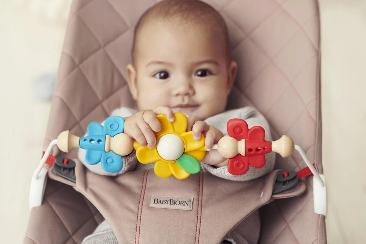 BabyBjörn Speelboog voor Wipstoel - Vliegende vriendjes BabyBjörn Speelboog Voor Wipstoel - Vliegende Vriendjes -Babyproducten Promotie Winkel 1200x800 641