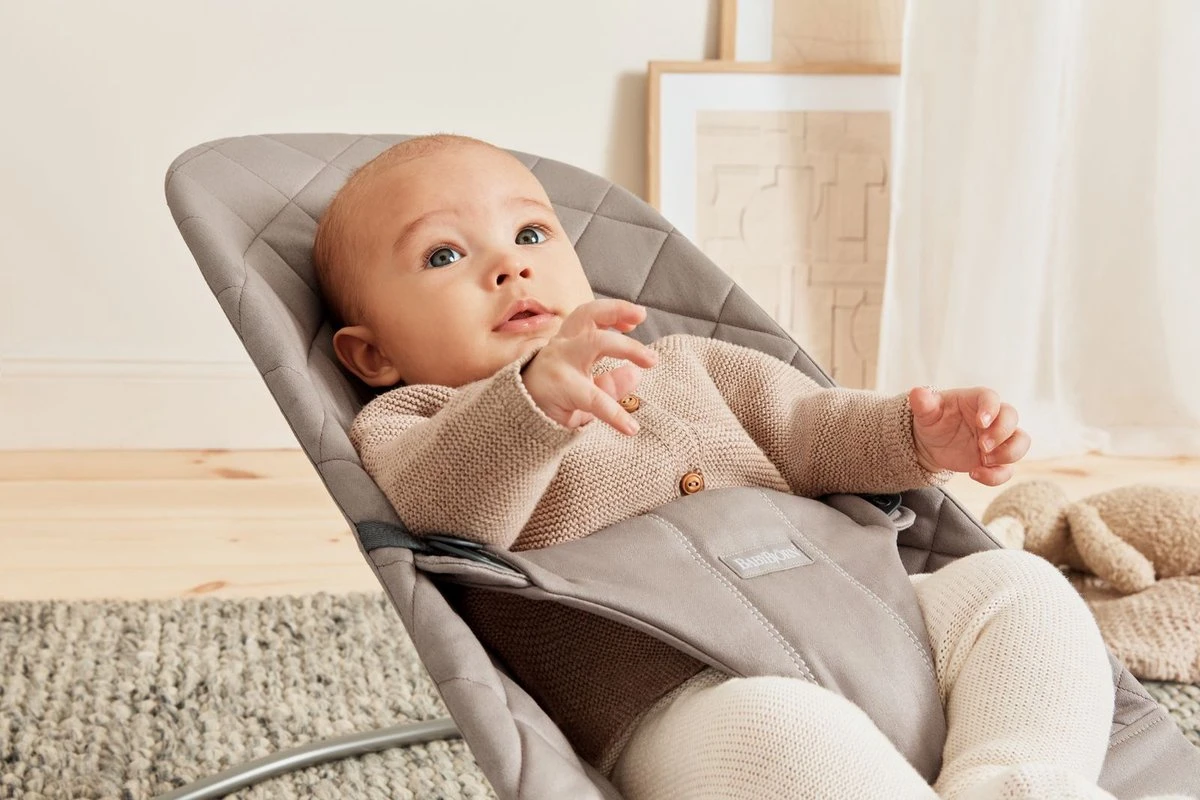 BabyBjörn Wipstoel Bliss Donkergrijs frame - Cotton klassiek quilt - Zandgrijs - Ergonomisch - Verstelbaar - Inklapbaar BabyBjörn Wipstoel Bliss Donkergrijs Frame - Cotton Klassiek Quilt - Zandgrijs - Ergonomisch - Verstelbaar - Inklapbaar -Babyproducten Promotie Winkel 1200x800 648