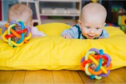 Playgro Buigbare Bendy Ball - Grijp- En Bijtspeelgoed - Incl Rammelaar - Activiteitenbal -Babyproducten Promotie Winkel 1200x803 2