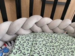 IL BAMBINI Gevlochten Baby Bed Bumper Treccia - Bedomrander - Box Omrander - Hoofdbeschermer - Boxrand - Bedbumper - Stootrand - Boxomrander - (3 Meter) Grijs 3 IL BAMBINI Gevlochten Baby Bed Bumper Treccia - Bedomrander - Box Omrander - Hoofdbeschermer - Boxrand - Bedbumper - Stootrand - Boxomrander - (3 Meter) Grijs -Babyproducten Promotie Winkel 1200x899 9