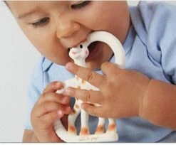 Sophie De Giraf - So Pure - Bijtring - Very Soft - 100% Natuurlijk Rubber -Babyproducten Promotie Winkel 1200x989 1