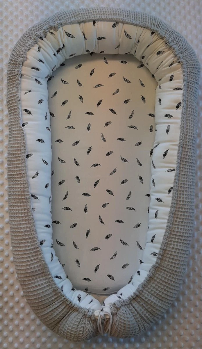 Babynestje (licht grijs / wit met zwarte veertjes) Babynestje (licht Grijs / Wit Met Zwarte Veertjes) -Babyproducten Promotie Winkel 695x1200 2