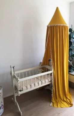 By Baboo Klamboe Baby 245cm - Okergeel - Katoen - Pompons -Babyproducten Promotie Winkel 771x1200 1