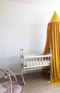 By Baboo Klamboe Baby 245cm - Okergeel - Katoen - Pompons -Babyproducten Promotie Winkel 771x1200 2