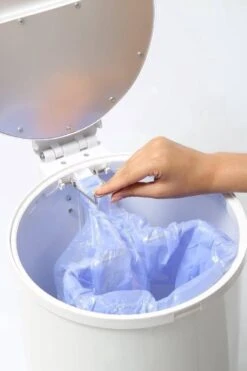 DiaperPail - Clear White - Luieremmer Met Speciale Luiersluis - Werkt Met Normale Vuilniszakken - Luxe Luieremmer - Geen Speciale Cassettes - Geen Geurtjes - Makkelijk Schoon Te Maken - Is Gemaakt Van Aluminium 2 DiaperPail - Clear White - Luieremmer Met Speciale Luiersluis - Werkt Met Normale Vuilniszakken - Luxe Luieremmer - Geen Speciale Cassettes - Geen Geurtjes - Makkelijk Schoon Te Maken - Is Gemaakt Van Aluminium -Babyproducten Promotie Winkel 799x1200 10