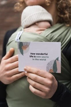 Cuddie Baby Draagdoek - Premium Organic Baby Draagdoek Gemaakt Van Bio Katoen - Newborns Tot 15 Kg - Baby Cadeau - Met Wenskaart - Olive 2 Cuddie Baby Draagdoek - Premium Organic Baby Draagdoek Gemaakt Van Bio Katoen - Newborns Tot 15 Kg - Baby Cadeau - Met Wenskaart - Olive -Babyproducten Promotie Winkel 799x1200 130