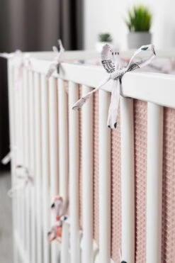 Sensillo Baby Bedbumper - Bedomrander - Anti Stootrand Ledikant - Bed Zijbeschermers - 180x30cm - Wafel Roze Vosjes -Babyproducten Promotie Winkel 800x1200 130