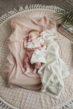 Elodie Cellular Baby Dekentje- Wiegdeken-Dekentje -Powder Pink (75x100cm) 3 Elodie Cellular Baby Dekentje- Wiegdeken-Dekentje -Powder Pink (75x100cm) -Babyproducten Promotie Winkel 800x1200 167