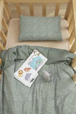 Meyco Dekbedovertrek Ledikant Cheetah/Uni - Forest Green - 100x135cm -Babyproducten Promotie Winkel 800x1200 322