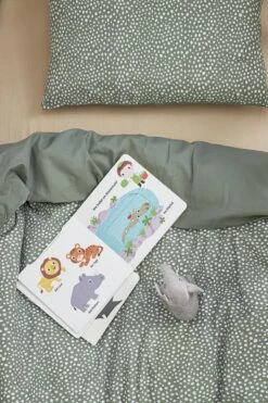 Meyco Dekbedovertrek Ledikant Cheetah/Uni - Forest Green - 100x135cm -Babyproducten Promotie Winkel 800x1200 323
