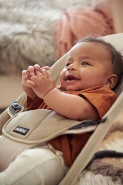 BabyBjörn Wipstoel Balance Soft Zwart Frame - Cotton - Khaki-Beige - Ergonomisch - Verstelbaar - Inklapbaar -Babyproducten Promotie Winkel 800x1200 511