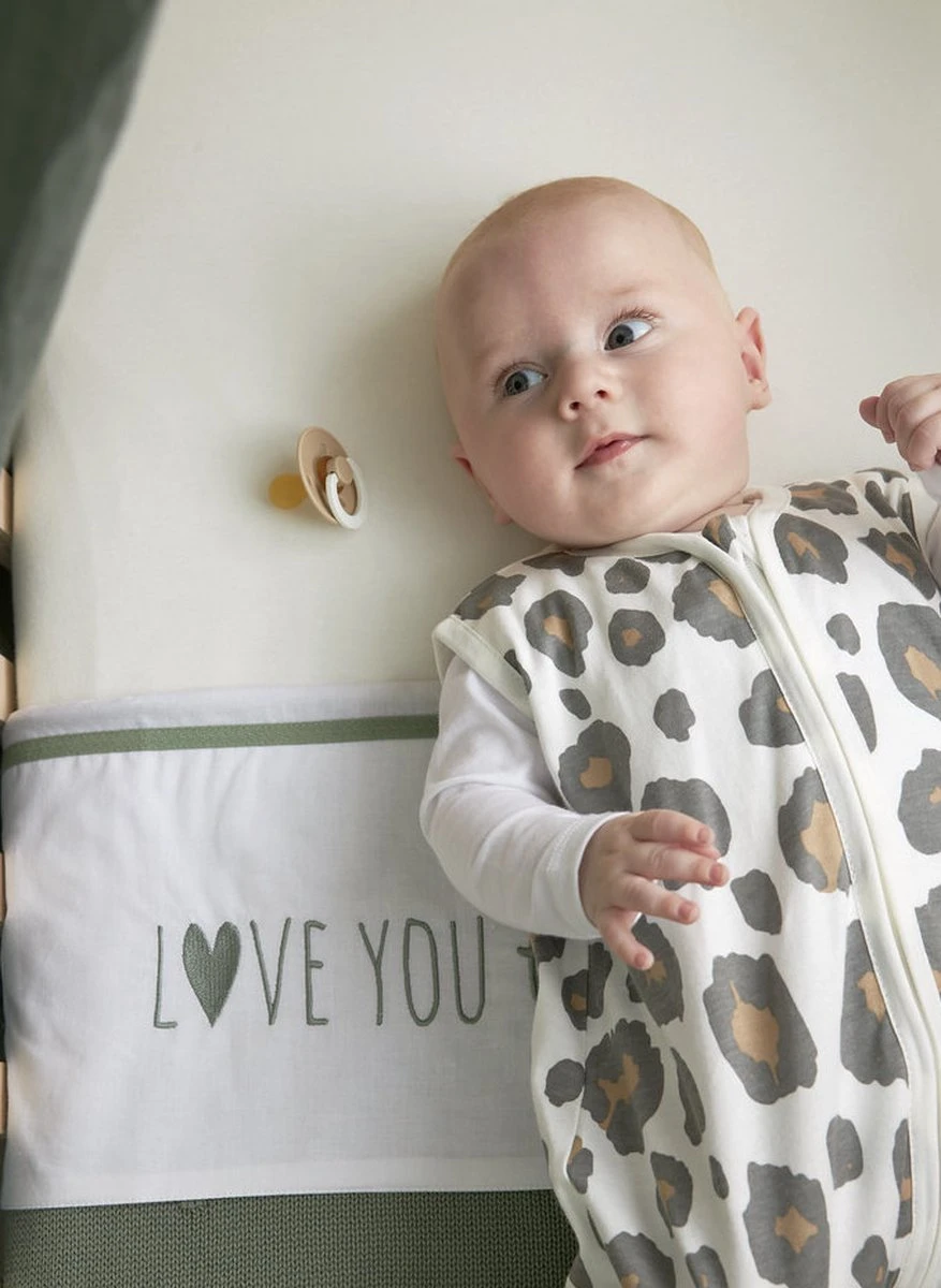 Meyco Love you to the moon & back ledikant laken - forest green - 100x150cm Meyco Love You To The Moon & Back Ledikant Laken - Forest Green - 100x150cm -Babyproducten Promotie Winkel 877x1200 3