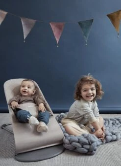 BabyBjörn Wipstoel Bliss Donkergrijs Frame - Cotton Klassiek Quilt - Zandgrijs - Ergonomisch - Verstelbaar - Inklapbaar 4 BabyBjörn Wipstoel Bliss Donkergrijs Frame - Cotton Klassiek Quilt - Zandgrijs - Ergonomisch - Verstelbaar - Inklapbaar -Babyproducten Promotie Winkel 879x1200 11