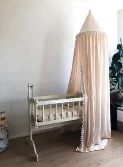 By Baboo Klamboe Baby 245cm - Crème - Katoen - Pompons 5 By Baboo Klamboe Baby 245cm - Crème - Katoen - Pompons -Babyproducten Promotie Winkel 882x1200 4