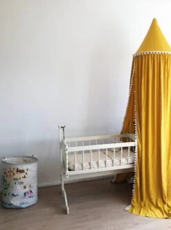 By Baboo Klamboe Baby 245cm - Okergeel - Katoen - Pompons -Babyproducten Promotie Winkel 894x1200 4