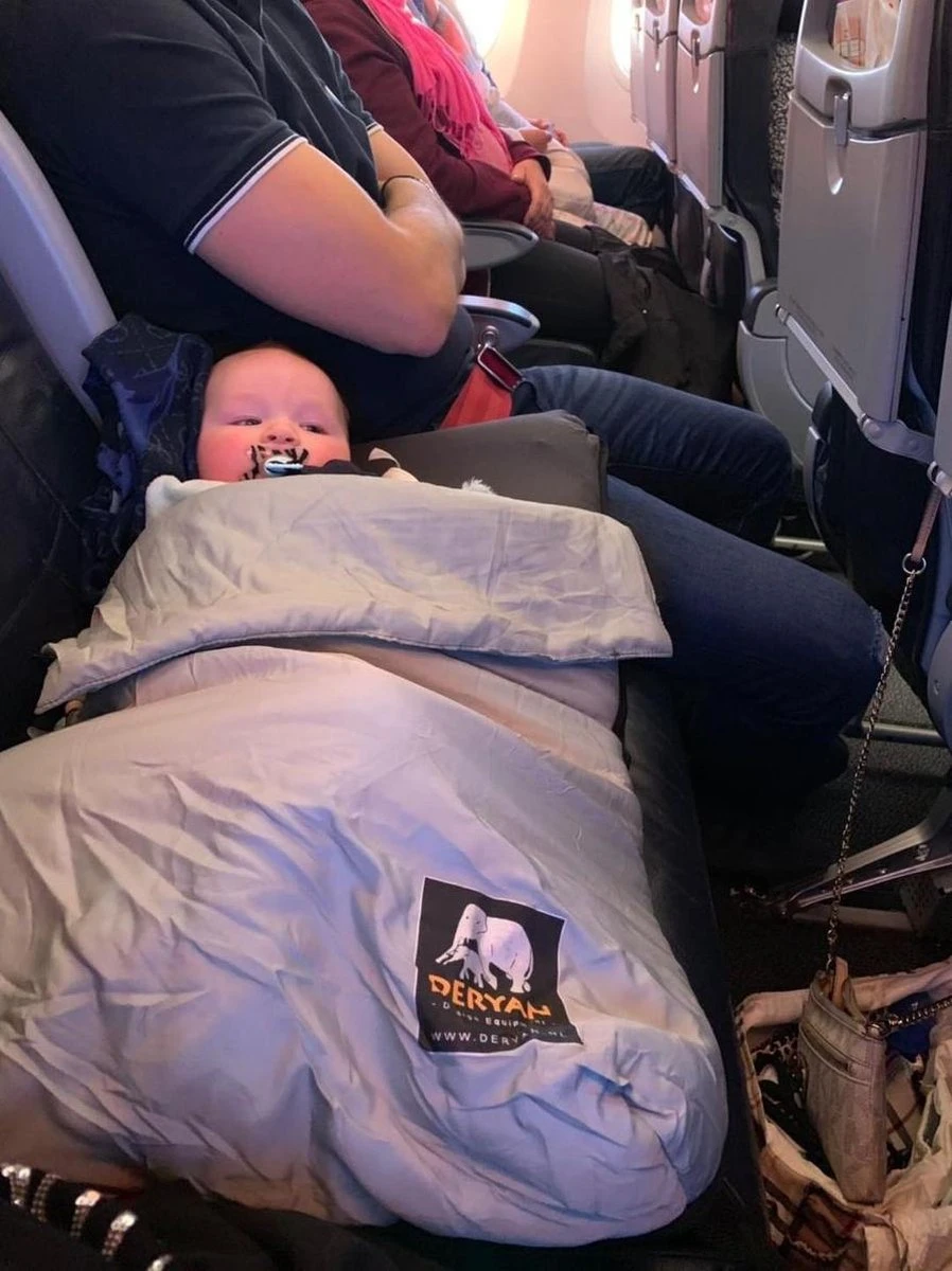 Deryan AirTraveller Vliegtuigbedje - Reiskussen met matras - compact opgevouwen Deryan AirTraveller Vliegtuigbedje - Reiskussen Met Matras - Compact Opgevouwen -Babyproducten Promotie Winkel 898x1200 4