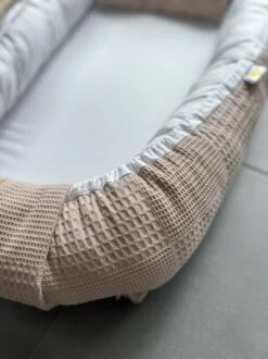 Bébélunes - Waffle Brown - Babynest - Bruin - 60x100cm - Inclusief Kussen -Babyproducten Promotie Winkel 899x1200 19