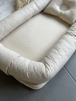 Bébélunes - ToGo Dot Beige - Babynest - Beige - 30x50 - Inclusief Kussen 2 Bébélunes - ToGo Dot Beige - Babynest - Beige - 30x50 - Inclusief Kussen -Babyproducten Promotie Winkel 899x1200 24