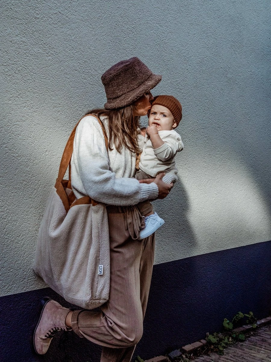 Mozz Mom Bag Teddy Suede beige Mozz Mom Bag Teddy Suede Beige -Babyproducten Promotie Winkel 900x1200 52