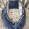 Jaju Baby - Babynestje En Hoofdkussen - Organische Katoen - Antibacterieel Babynestje - Anti-Allergisch Babynestje - Spijkerbroek Blauw - 74 X 40 Cm
