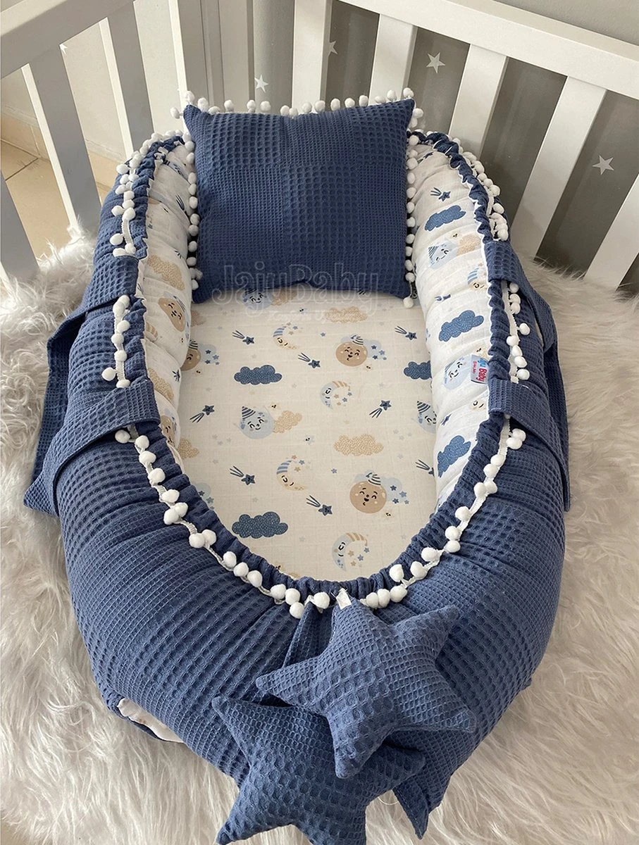 Jaju Baby - Babynestje en Hoofdkussen - Organische Katoen - Antibacterieel Babynestje - Anti-Allergisch Babynestje - Spijkerbroek Blauw - 74 x 40 cm Jaju Baby - Babynestje En Hoofdkussen - Organische Katoen - Antibacterieel Babynestje - Anti-Allergisch Babynestje - Spijkerbroek Blauw - 74 X 40 Cm -Babyproducten Promotie Winkel 907x1200 3