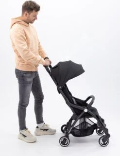 Hamilton By Yoop X1 Plus Buggy – Nieuw, Hoger, Uitgebreider 2023 Model – Premium Stroller Met One Hand Folding Technologie – Zwart – Lichte, Verstelbare En Wendbare Kinderwagen Met Vele Gemakken 15 Hamilton By Yoop X1 Plus Buggy – Nieuw, Hoger, Uitgebreider 2023 Model – Premium Stroller Met One Hand Folding Technologie – Zwart – Lichte, Verstelbare En Wendbare Kinderwagen Met Vele Gemakken -Babyproducten Promotie Winkel 924x1200 9