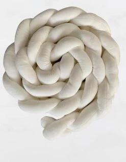 IL BAMBINI Gevlochten Baby Bed Bumper Treccia - Bedomrander - Box Omrander - Hoofdbeschermer - Boxrand - Bedbumper - Stootrand - Boxomrander - (3 Meter) Wit 5 IL BAMBINI Gevlochten Baby Bed Bumper Treccia - Bedomrander - Box Omrander - Hoofdbeschermer - Boxrand - Bedbumper - Stootrand - Boxomrander - (3 Meter) Wit -Babyproducten Promotie Winkel 936x1200