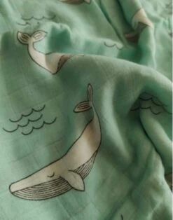 XL Eco Vriendelijk Bamboe - Hydrofiel Doek / Swaddle Blue Whale - 120 X 110 Cm - 70% Bamboe, 30% Biologisch Katoen - Inbakerdoek - Swaddle - Hydrofiele Doek - Inbakerdeken - Hydrofiele Luier - Multidoek - Ecobabyshop - Walvis - Mint Groen - Baby